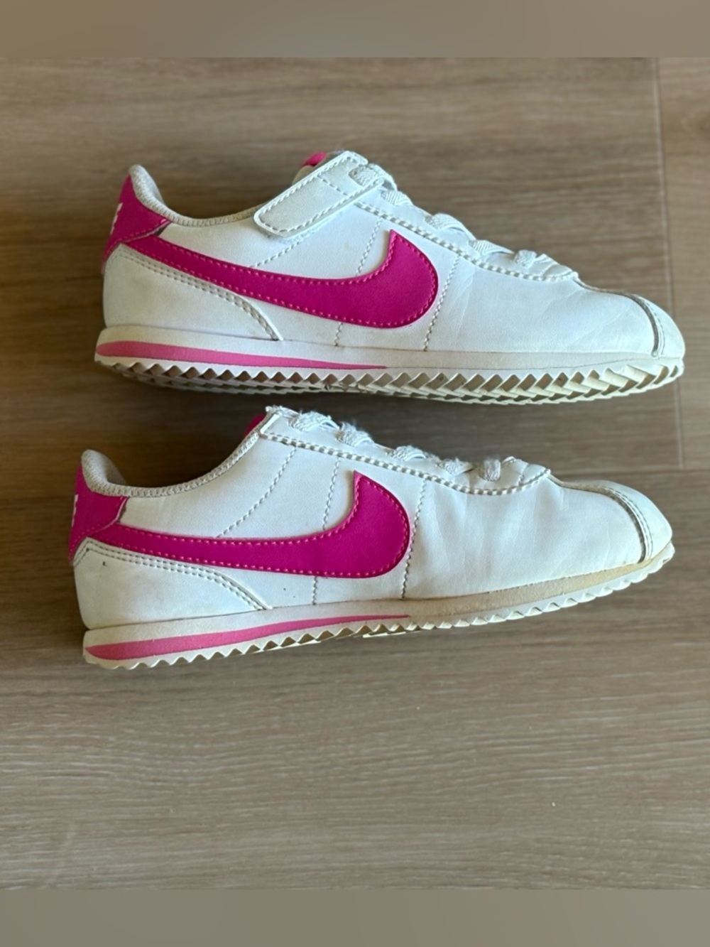 Nike Kids White Sneakers with Fuchsia Swoosh